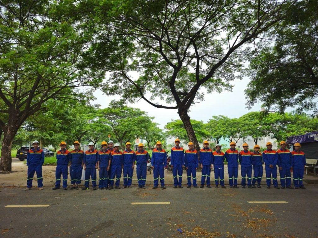 Đội ngũ chuyên gia của Môi trường Hồng Thái tại trụ sở công ty tại Bình Dương