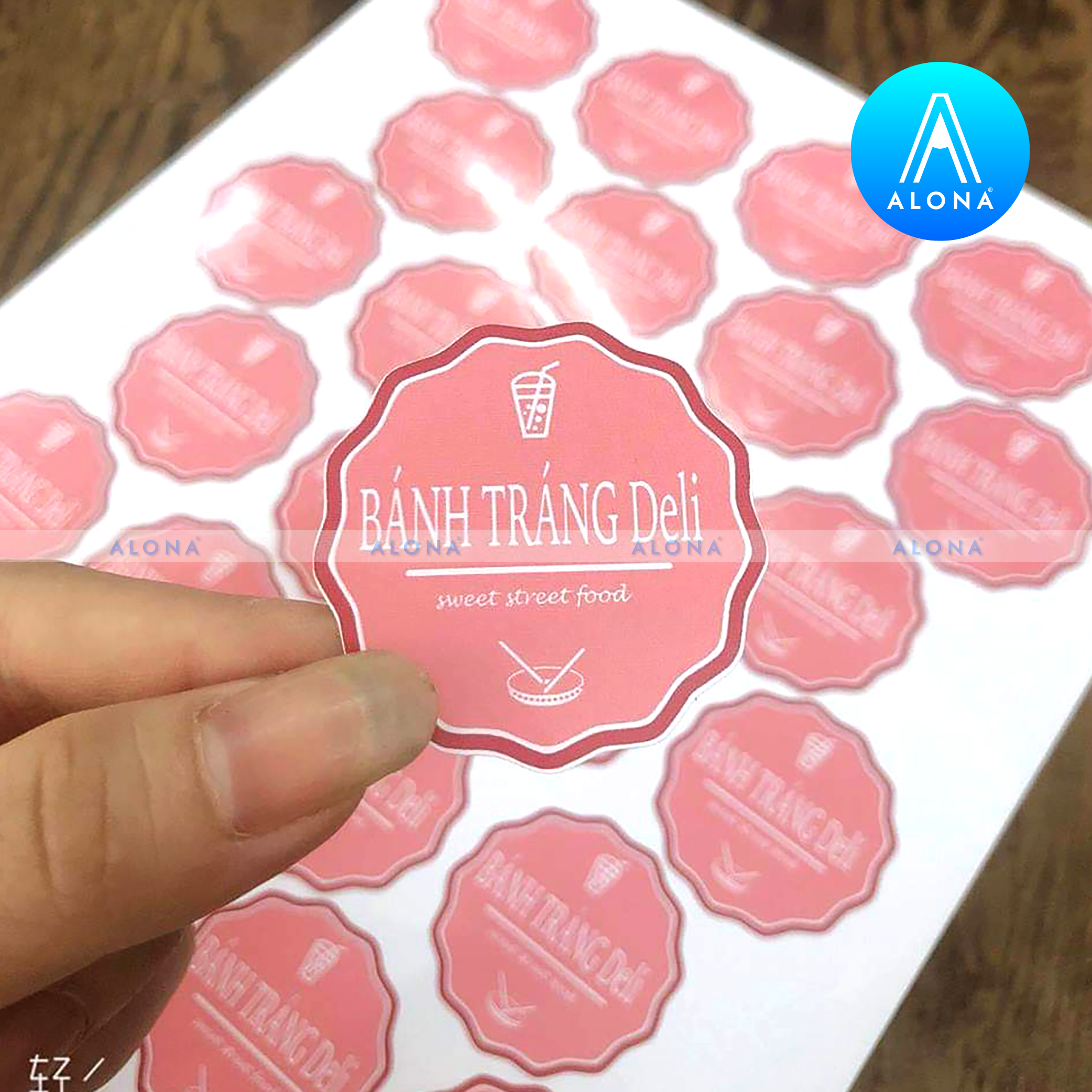 Tem nhãn tròn Alona in trên decal vàng, dùng cho dịch vụ tem nhãn chuyên nghiệp tại TP.HCM.