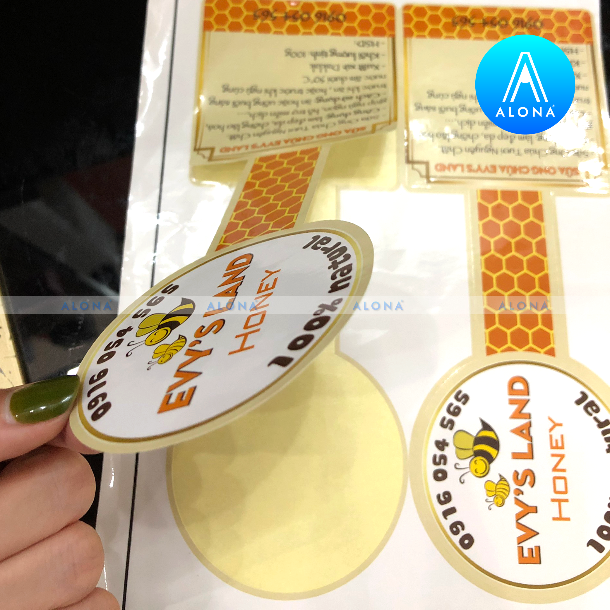 Tem nhãn Alona thiết kế theo phong cách dùng cho dịch vụ in tem nhãn chuyên nghiệp.